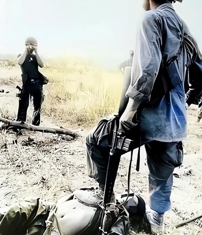 1972年，一个越南女兵的尸体静静躺在战场上。

一个美国大兵，把脚踩在她的胸口