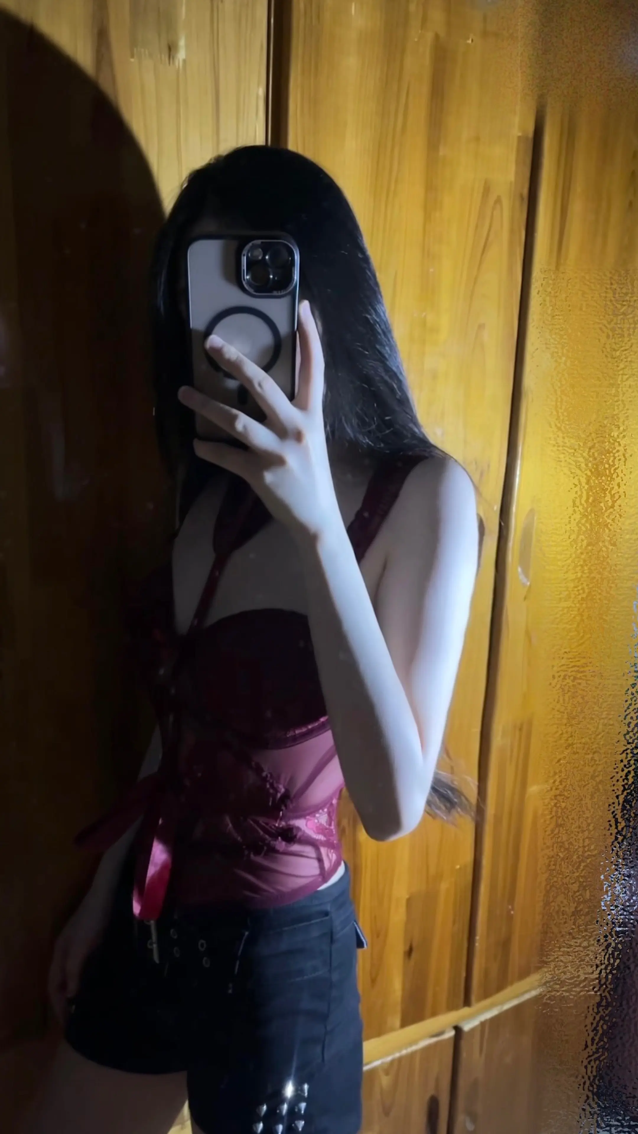 我还来不及抹掉晦涩的泪 你就已经转身吻上了她的唇