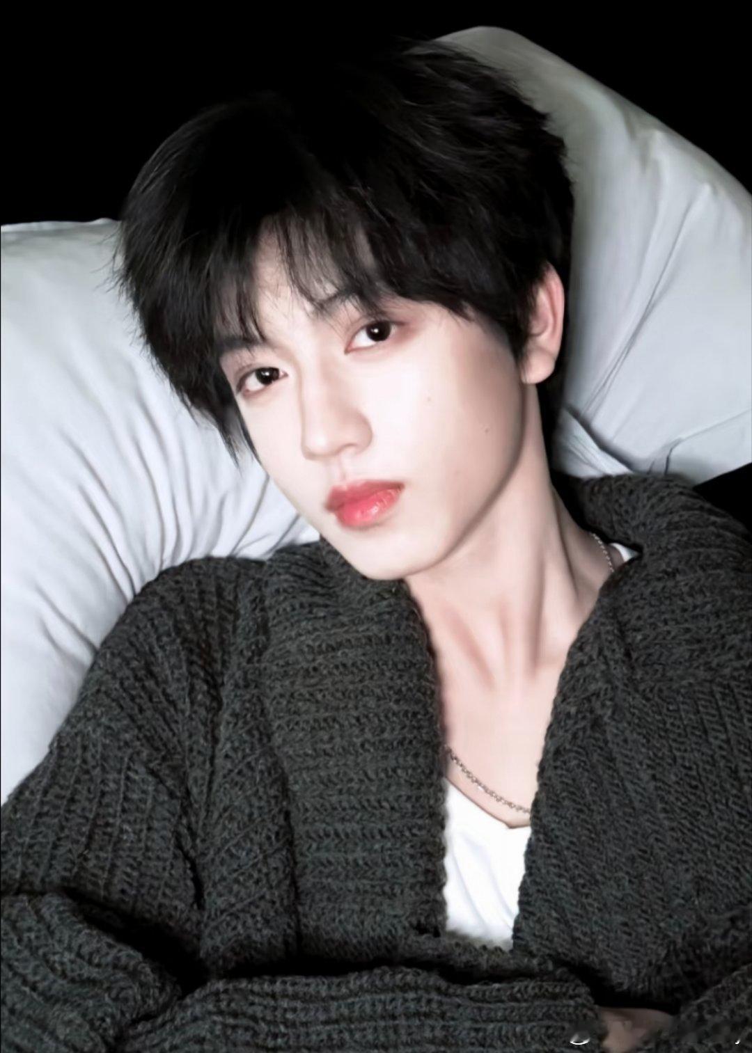 荣耀之战pk张桂源 四代第一主舞，靠脸杀出一片重围，冷清少年感+360°无死角狙