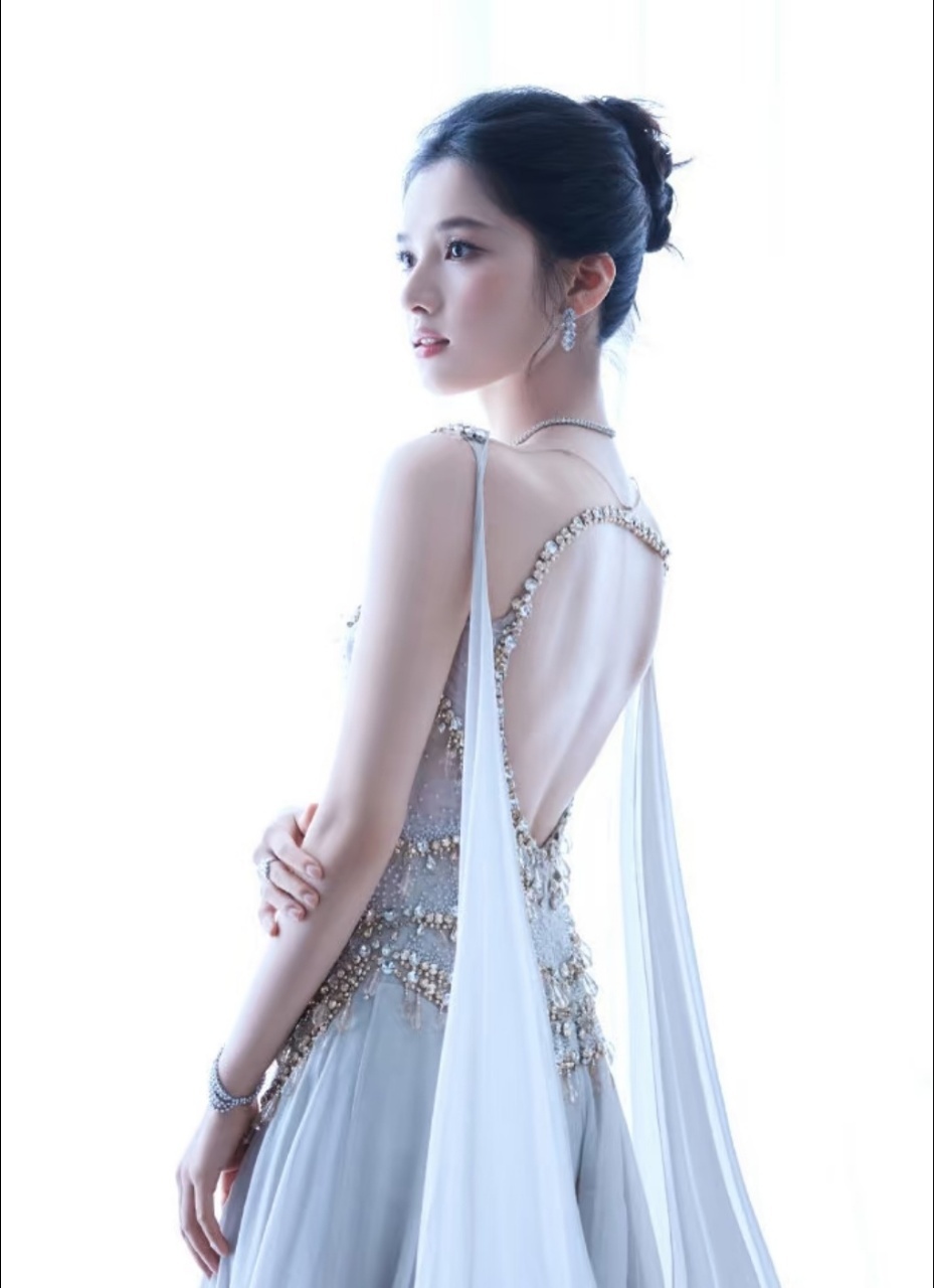 张婧仪白玉兰走了两次红毯 张婧仪今晚存在感好强，两部剧两个红毯两套造型，香芋金和