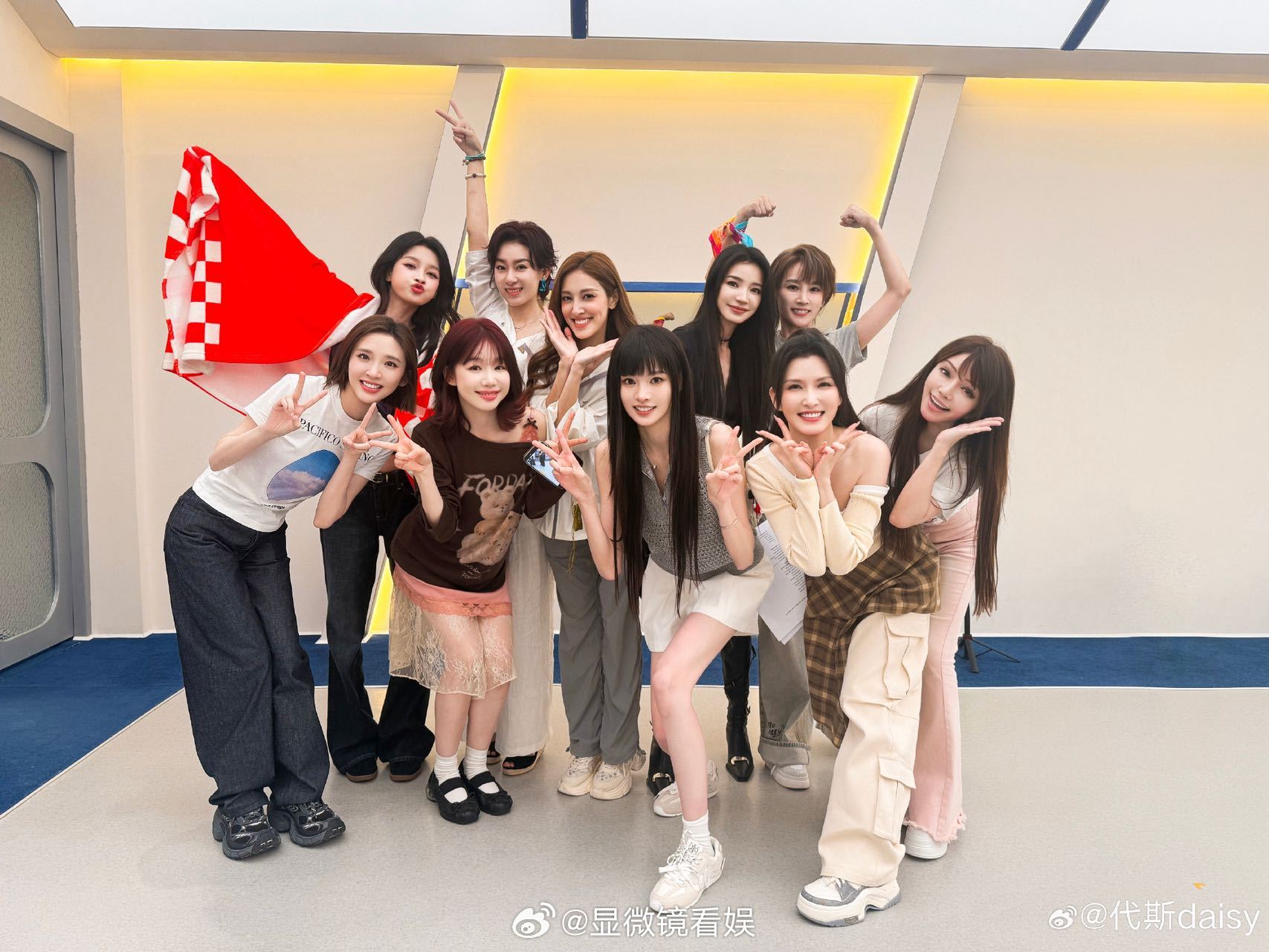 代斯发了好多合照 这个怕是把浪姐总决赛合照机会全把握住了！因为节目而和大家成为很