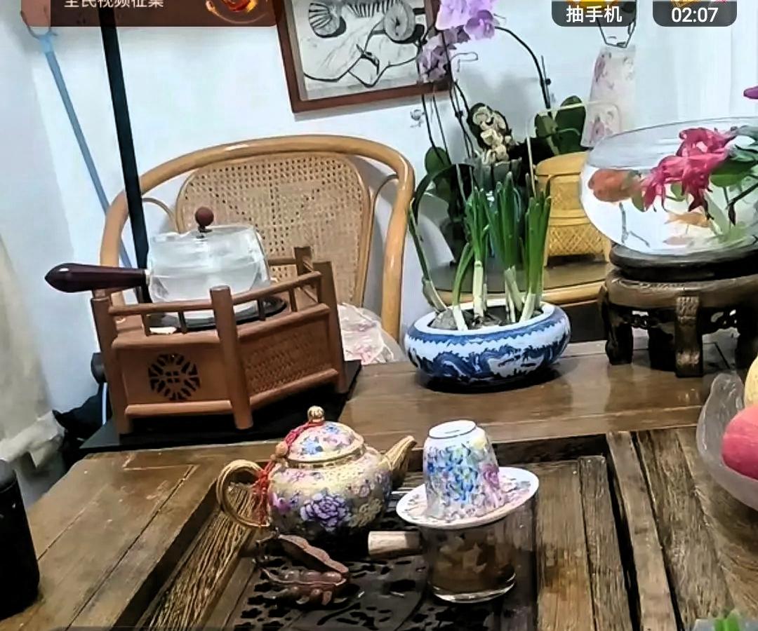 本该安度退休岁月，柴桑大姐却被逼得步步较真。她为社会奉献一生，本该安稳度日，却因