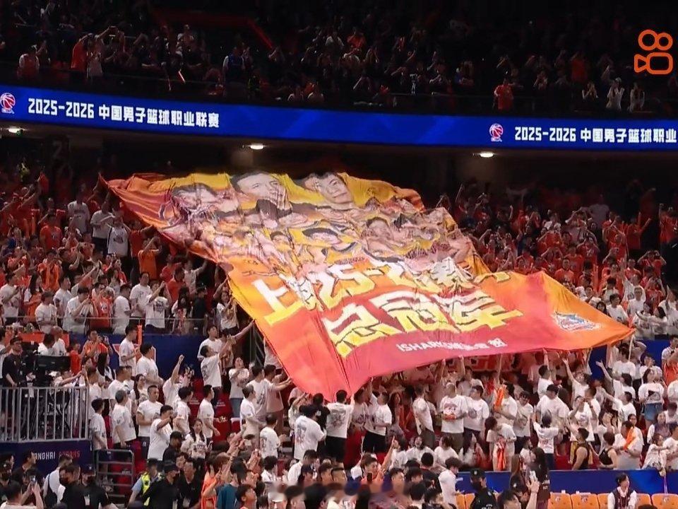 时隔24年，上海男篮再次夺得CBA总冠军。恭喜上海队。上海男篮时隔24年再夺CB