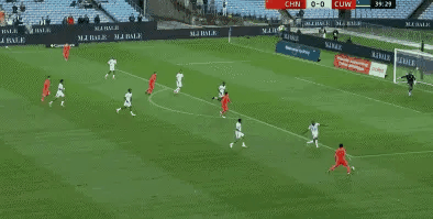 国足的进攻压迫性太强了，攻势一浪高过一浪，压得对手喘不过气来。
谢文能右路传中，