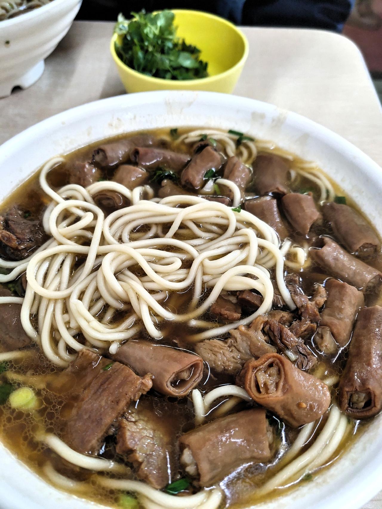 开了一个小时车，就为了去六合吃一碗面，这想法可不是我一个人的，小面馆坐下来大部分