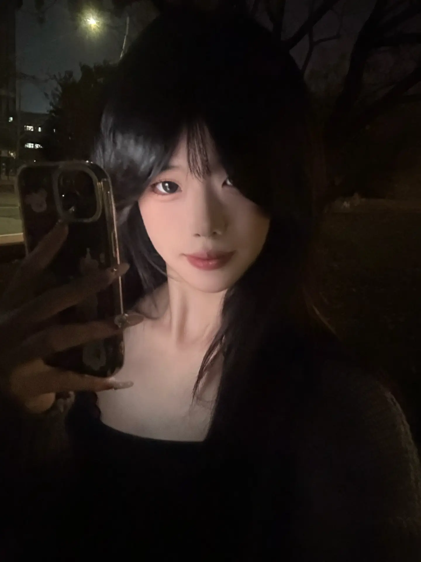 你拭去我脸上的泪水 然后也掉下泪来 你说其实我们一样 我点头 我们一样...