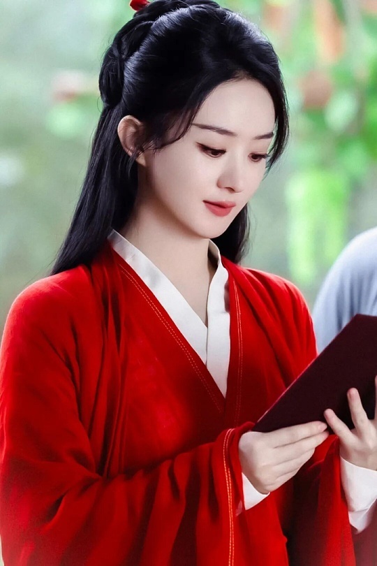 赵丽颖与凤行红衣新剧照时隔许久再看见沈璃的红衣，依旧会被这份独有的风骨打动。这一