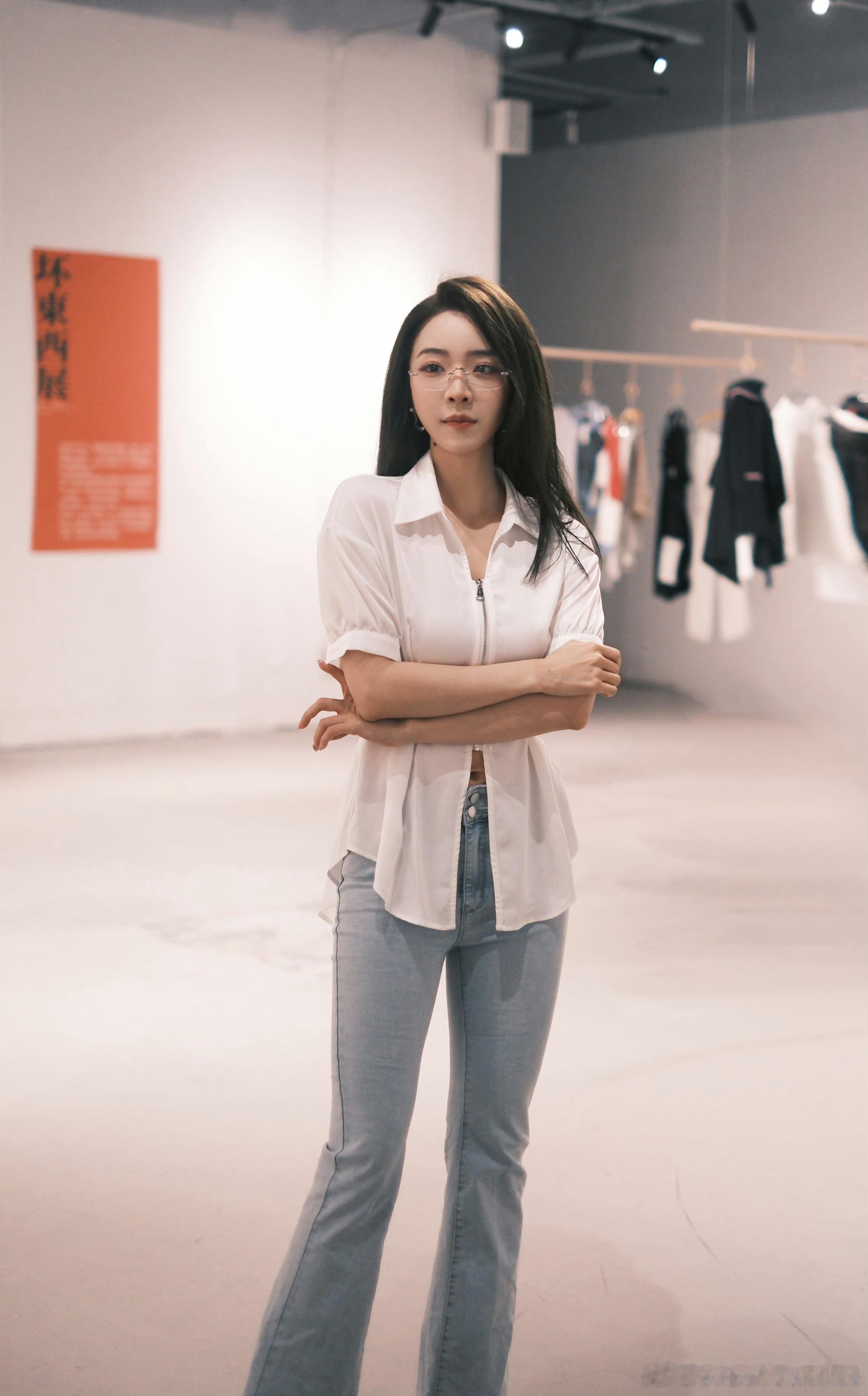 风格大变？主持余霜晒照：无框眼镜展现知性人妻风 泽元老师太爱了！感觉余霜这颜值做