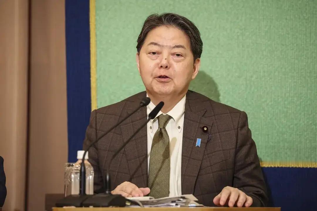 日本农林水产大臣小泉进次郎正式宣布参选自民党总裁。这位44岁的年轻大臣，是前首相