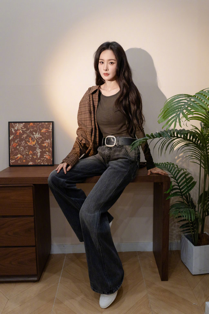 杨幂ELLE十二连登来了 杨幂ELLE杂志预告预热 杨幂ELLE十二连登来了，是