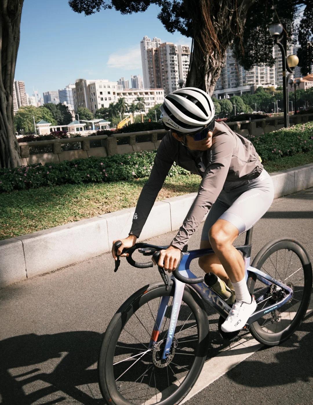 骑车的松弛感是阳光给的
好久没去二沙骑车了
这次深圳的朋友来
六点场赶不上那就骑