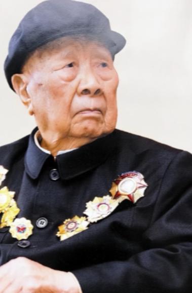 1984年，开国中将曾思玉退休后，到大连一水库钓鱼，钓着钓着，水库负责人走了过来