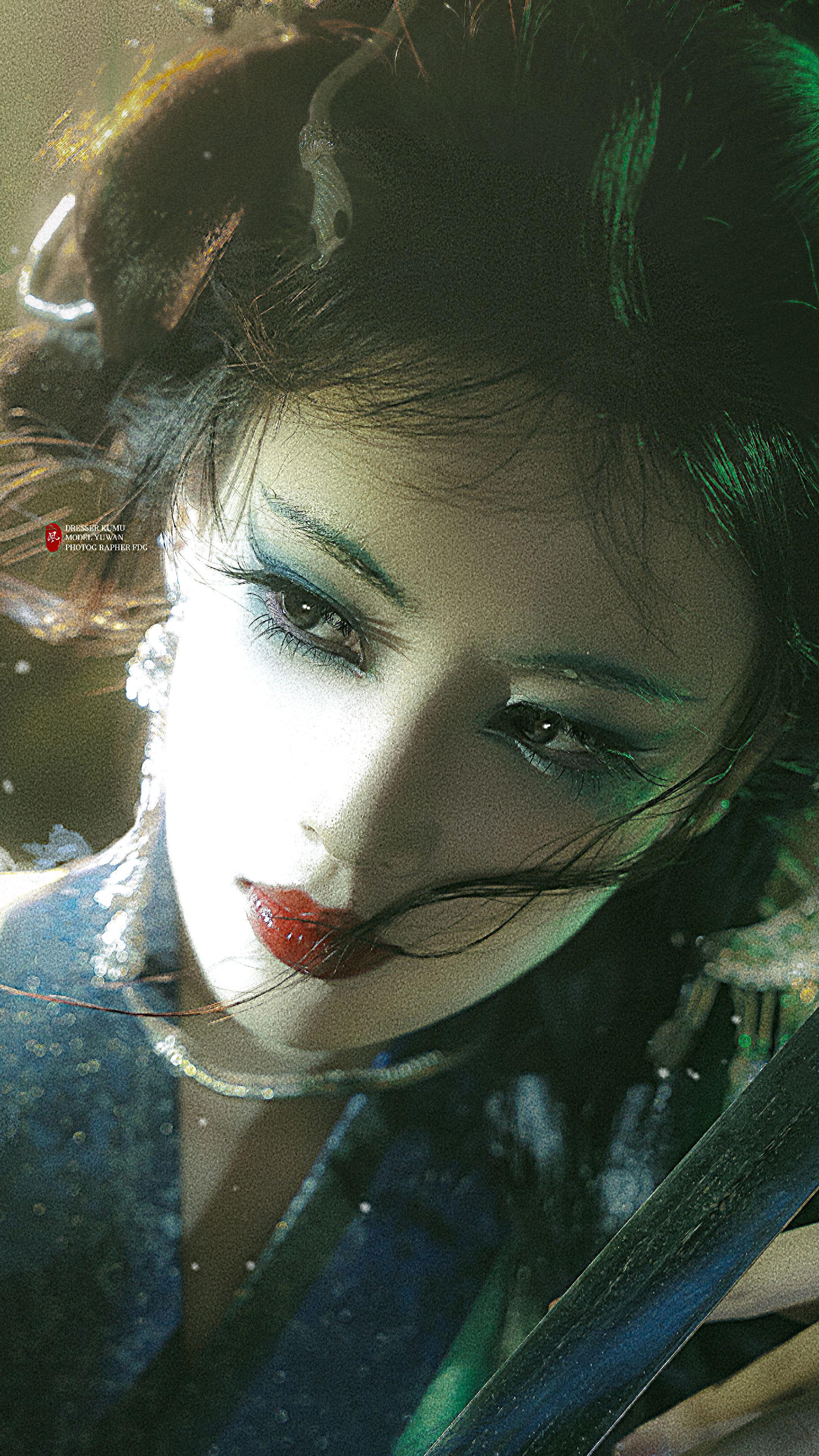 眼神凌冽，摄人心魄。