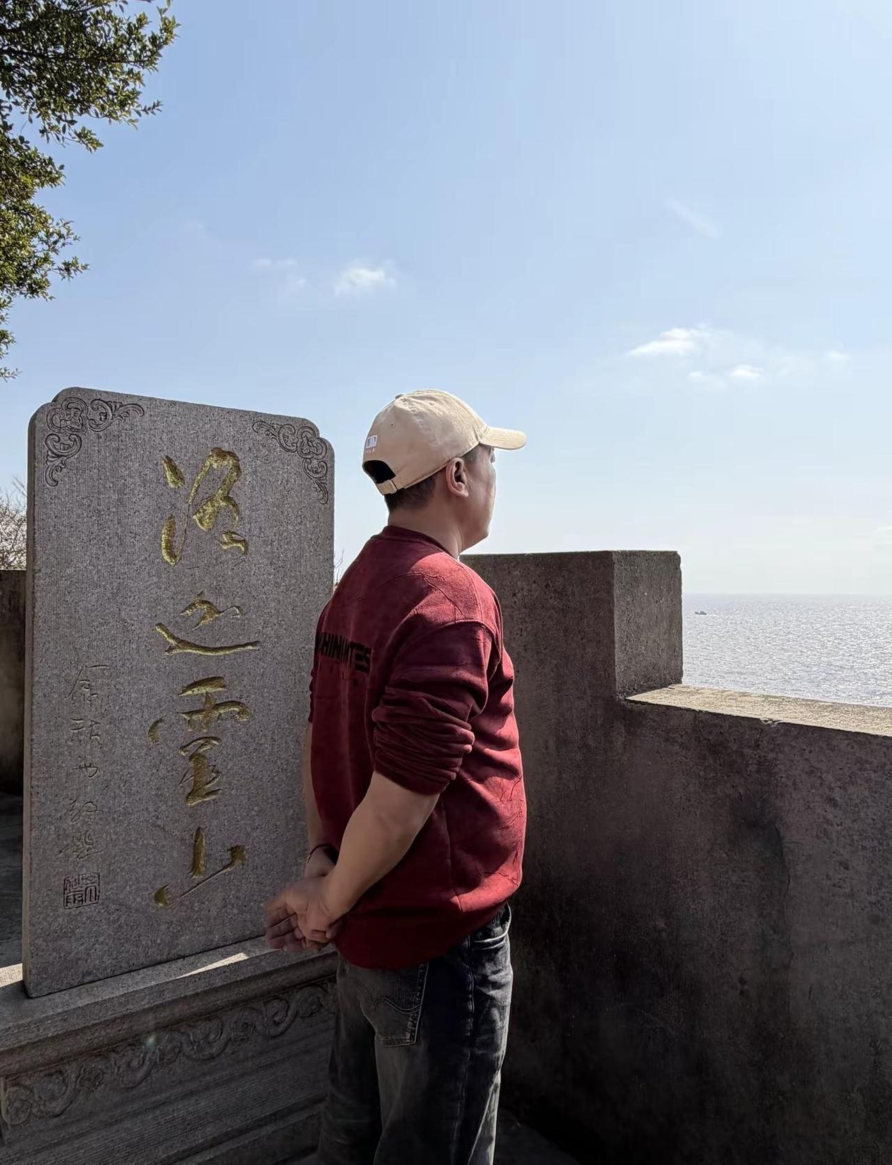 在自己的世界里独善其身，在别人的世界里顺其自然。安守一方净土，任其花开花落。