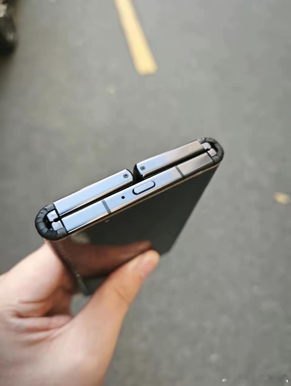 之前我说能做折叠屏的手机厂商，同样也能做出来三折叠，结果有人喷我…[泪][泪]小