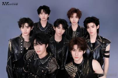 时代少年团麻花特开心2录制时代少年团 麻花特开心 时代少年团三亚路透释出，已准备