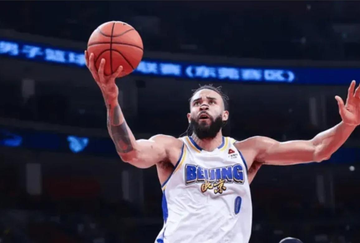 不吹不黑，今日怀特塞德和麦基的比赛表现数据对比，谁强谁弱一看便知！！
 
怀特塞