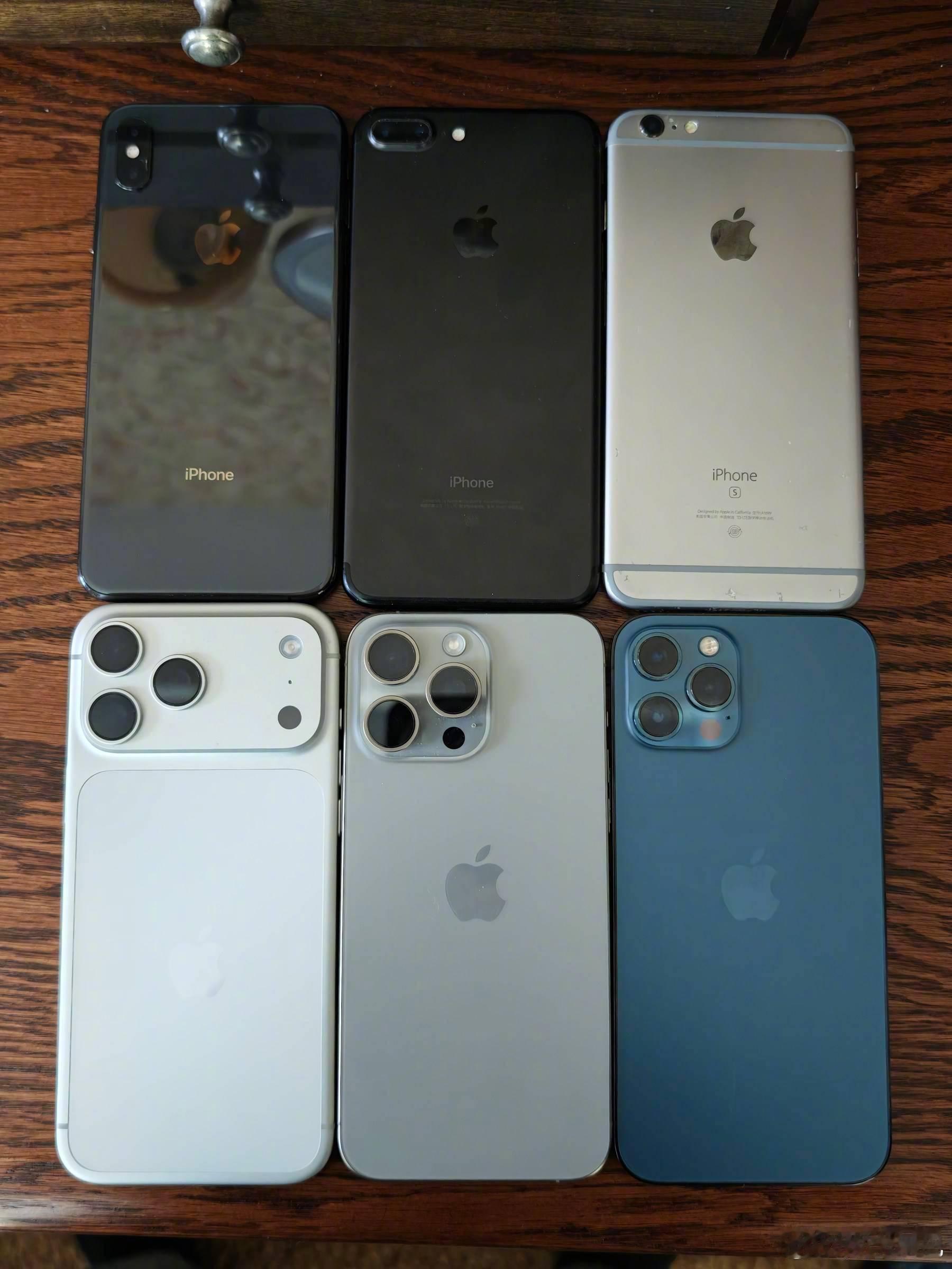 尾巴生活 手上的 iPhone 摞在一起，明显能看到设计语言的变化。初代到 3G