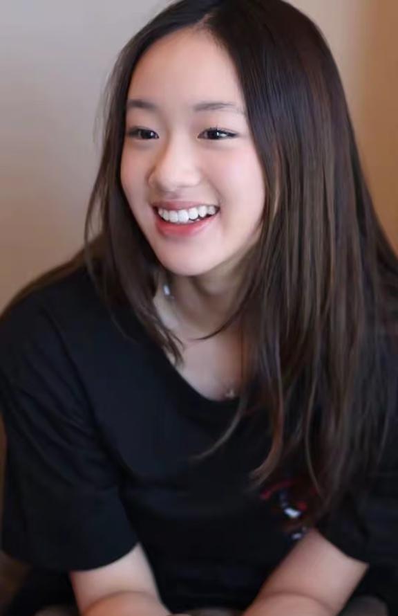 吴尊的女儿Neinei长成小美女了——
我还记得她在《爸爸去哪儿》里软糯乖巧的小