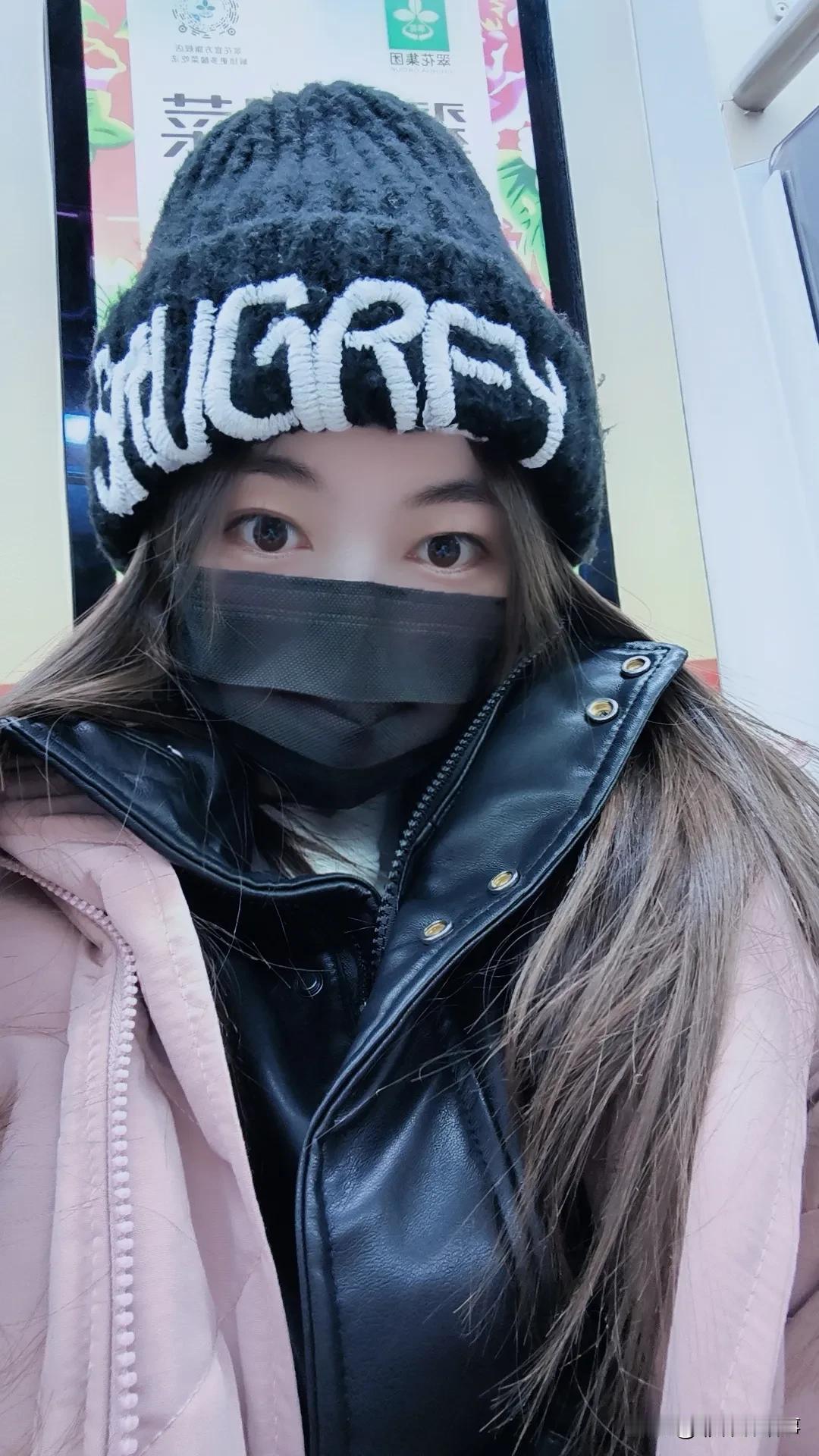 去哈尔滨极乐寺拜佛，顺便订了冰雪大世界和极地馆的票，穿的羽绒服外面又套了个大棉服