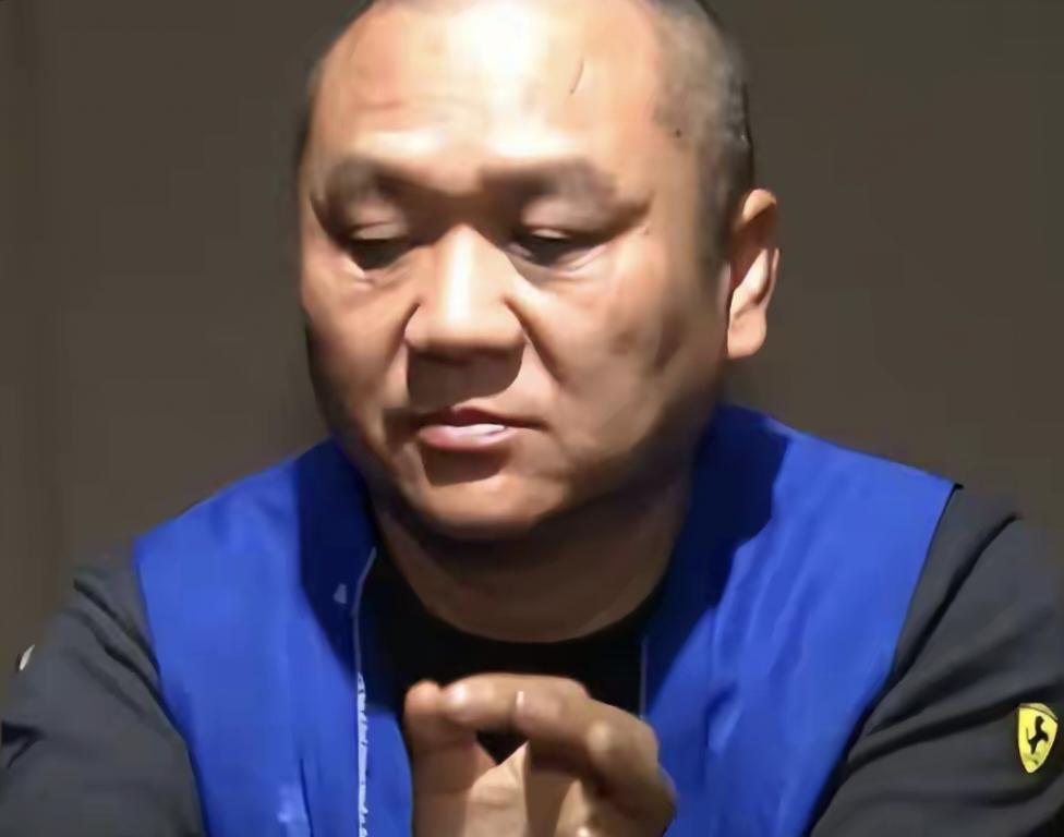 伪装16年的亿万富豪，竟是持枪抢银行的劫匪
 
驻马店曾有个名声极好的亿万富豪石