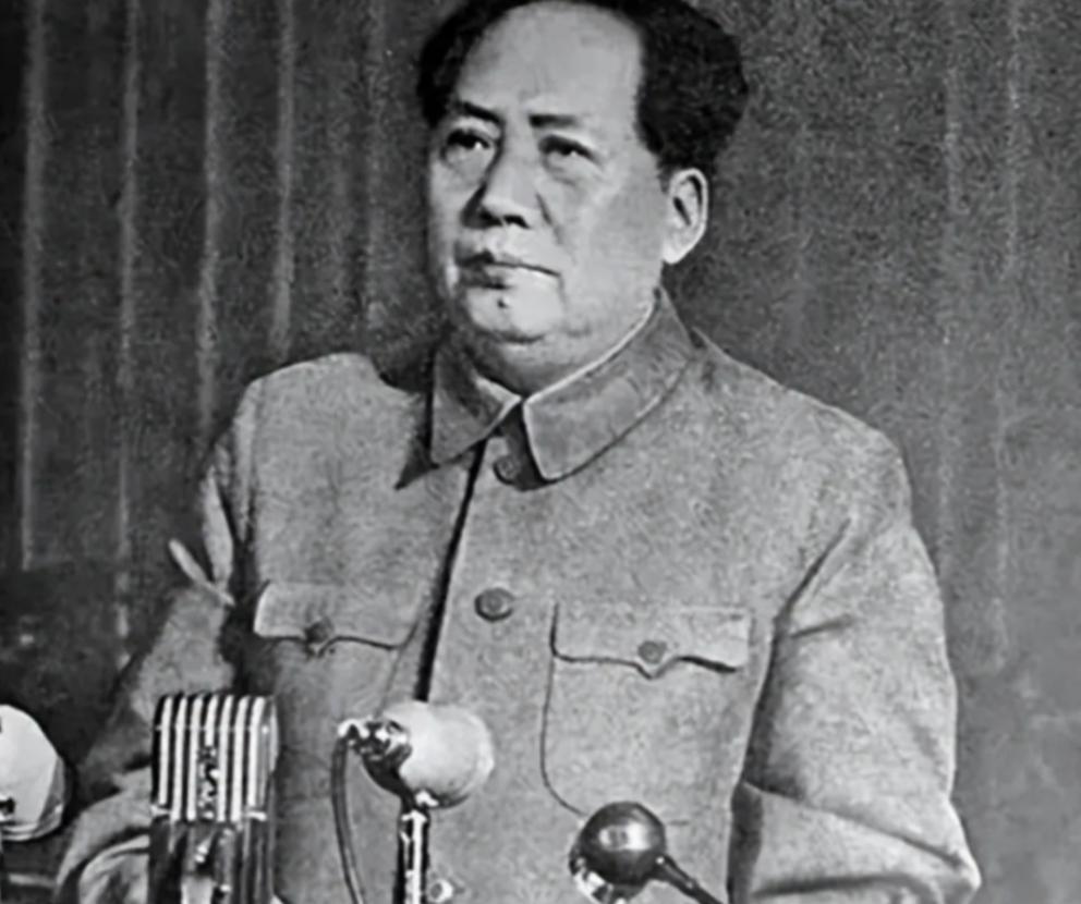 毛主席在一次游泳过后不慎患上重感冒，经介绍求助一位老中医，但那位中医却说：“必须