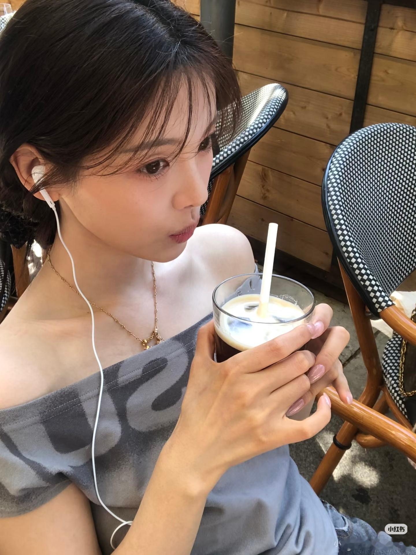 杨超越最新营业照： 在法国的超越妹妹