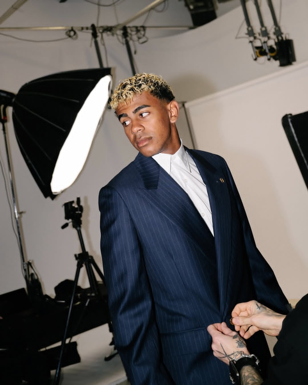 官方ins：巴萨球员试衣环节😎❤️💙太帅了😍