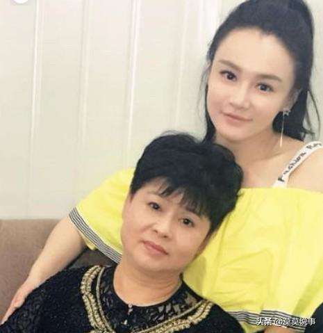 冉莹颖从小就跟着母亲冉文丽一起生活，

2岁那年，母亲和父亲离了婚，从此以后冉莹