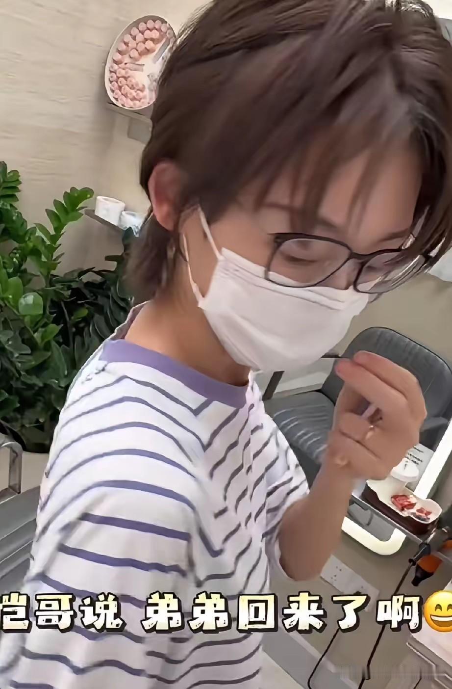 苗苗剪完短发以后更像徐帆了，苗苗不愧是冯女郎，身上多少有点徐帆的影子。

她剪了