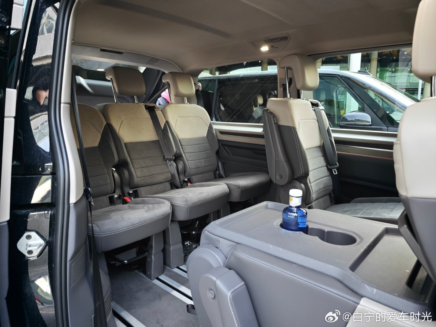 每次跟保时捷来德国必须是坐大众T，从T5坐到T7了。这车第三排比较舒服，我一般都