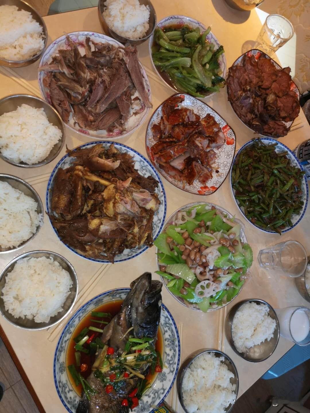 警惕餐馆里的“加料饭菜”
前几天中午我有一个奇怪经历，在凤城三路的一家牛肉粉馆吃