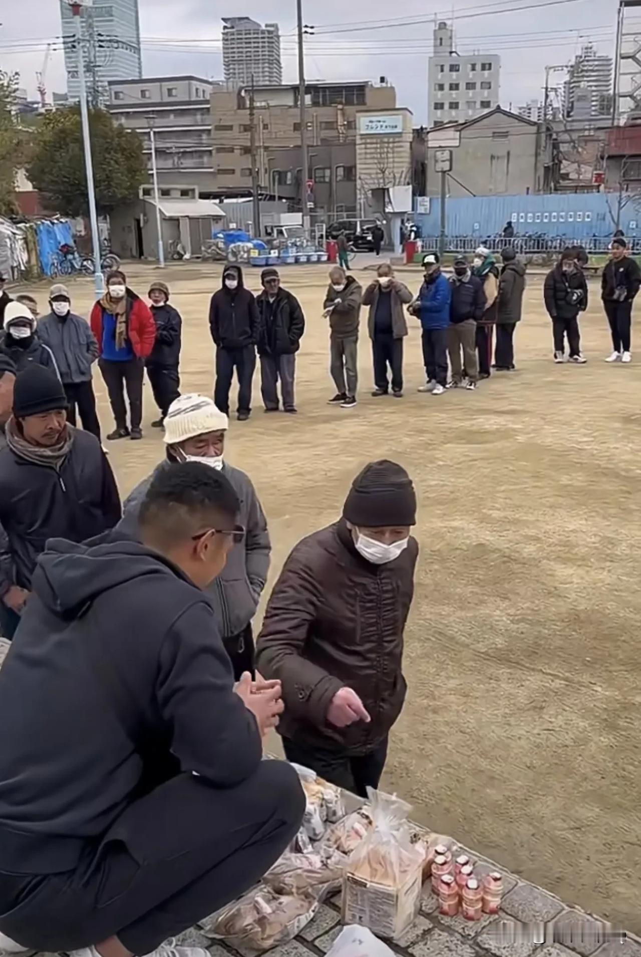 看了日本老人街头领救济早餐的画面，我的几点感触！
1️⃣、素质真高，队伍排的真整