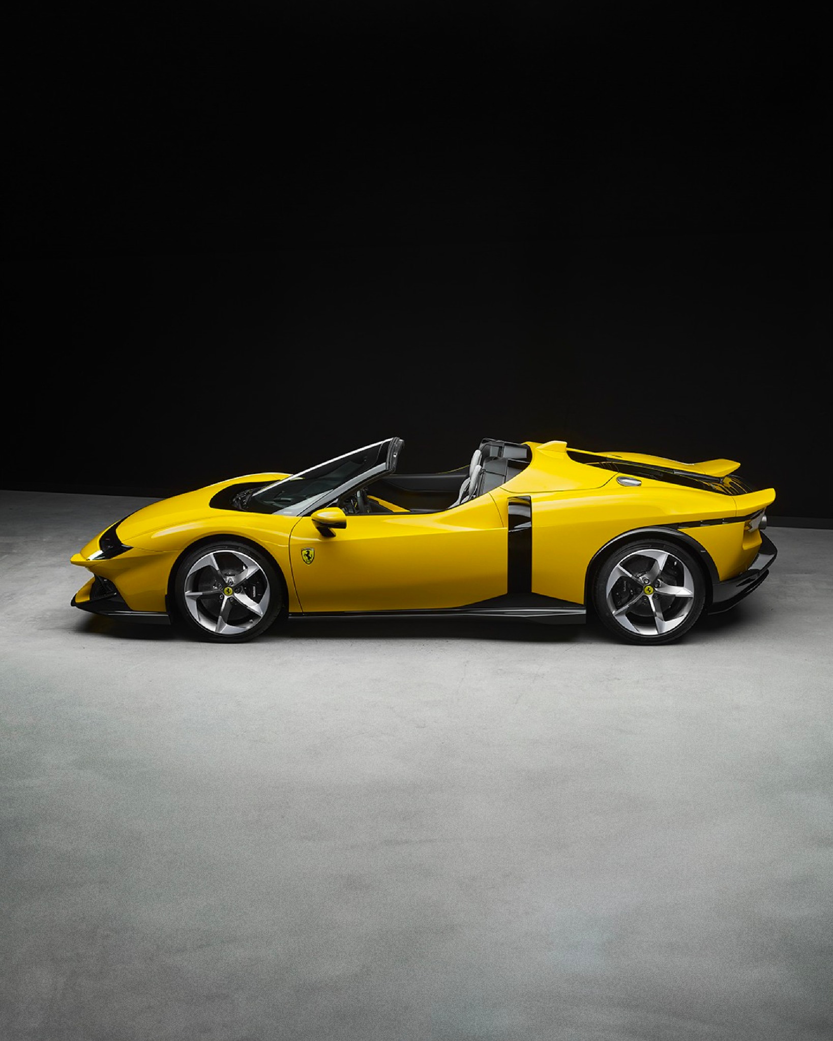 Ferrari849TestarossaSpider仅用2.3秒钟从0-100公