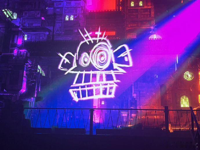 双城音乐秀谢幕是最好的杀青梗后劲太大了！谢幕时灯光亮起，全体演员缓步而出，全场尖