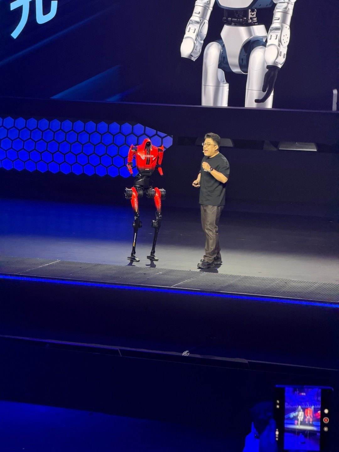 荣耀发布会真的热闹，不仅张雪机车亮相，还有荣耀自研机器人-闪电，荣耀真的很有实力