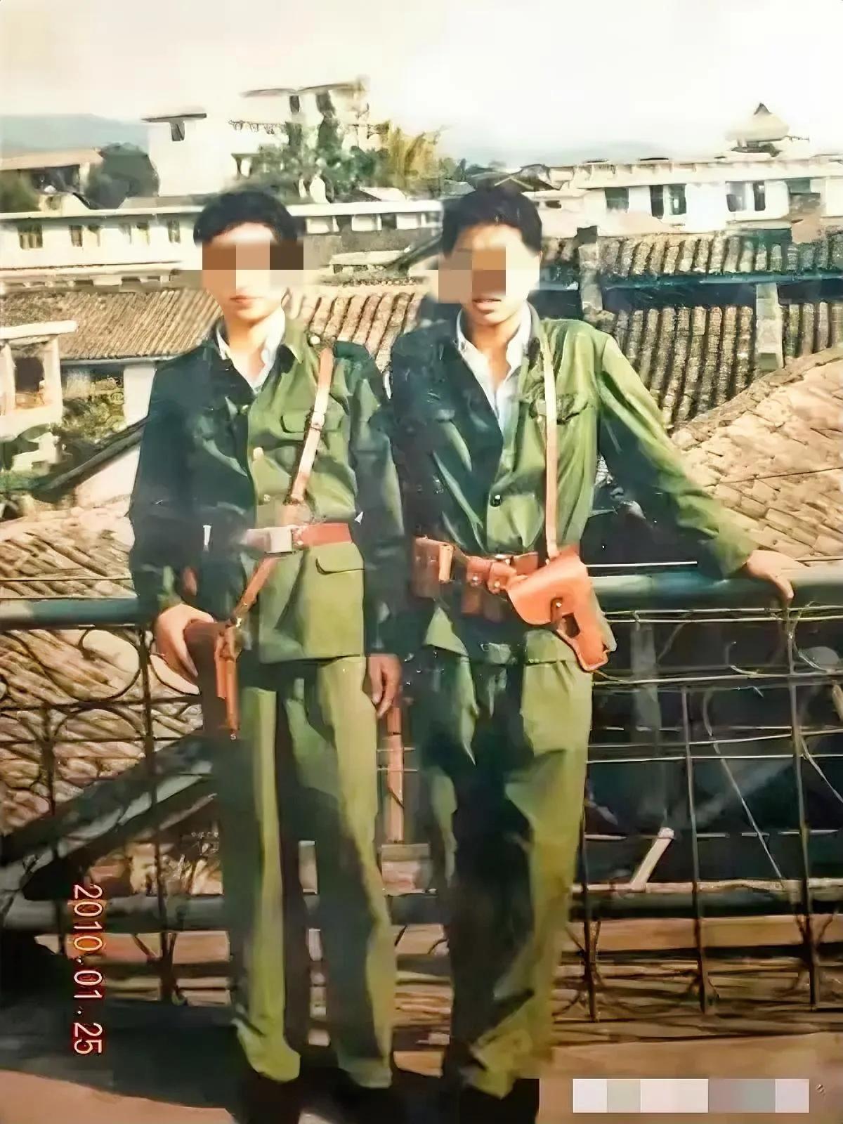 大家仔细看，这是真正的军人吗？为什么他们没有一点军人的样子呢？
照片中两名身穿陆