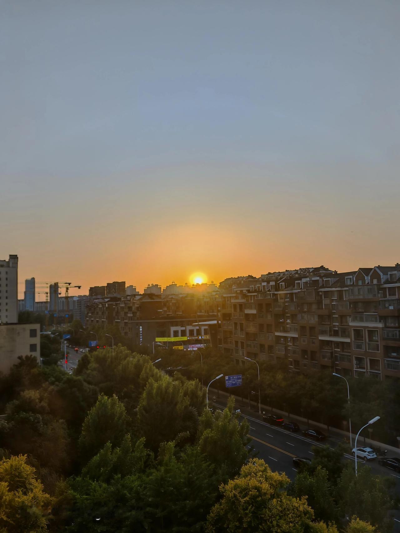 天空之城真是个打卡夕阳西下的宝藏地！上次我去那，刚到就被眼前景象震撼了。天空像是