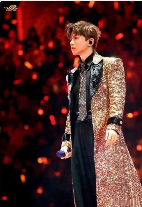 看见张杰这帅脸怎么能不尖叫 张杰未live巡回演唱会 张杰一开唱，帅脸让全场尖叫