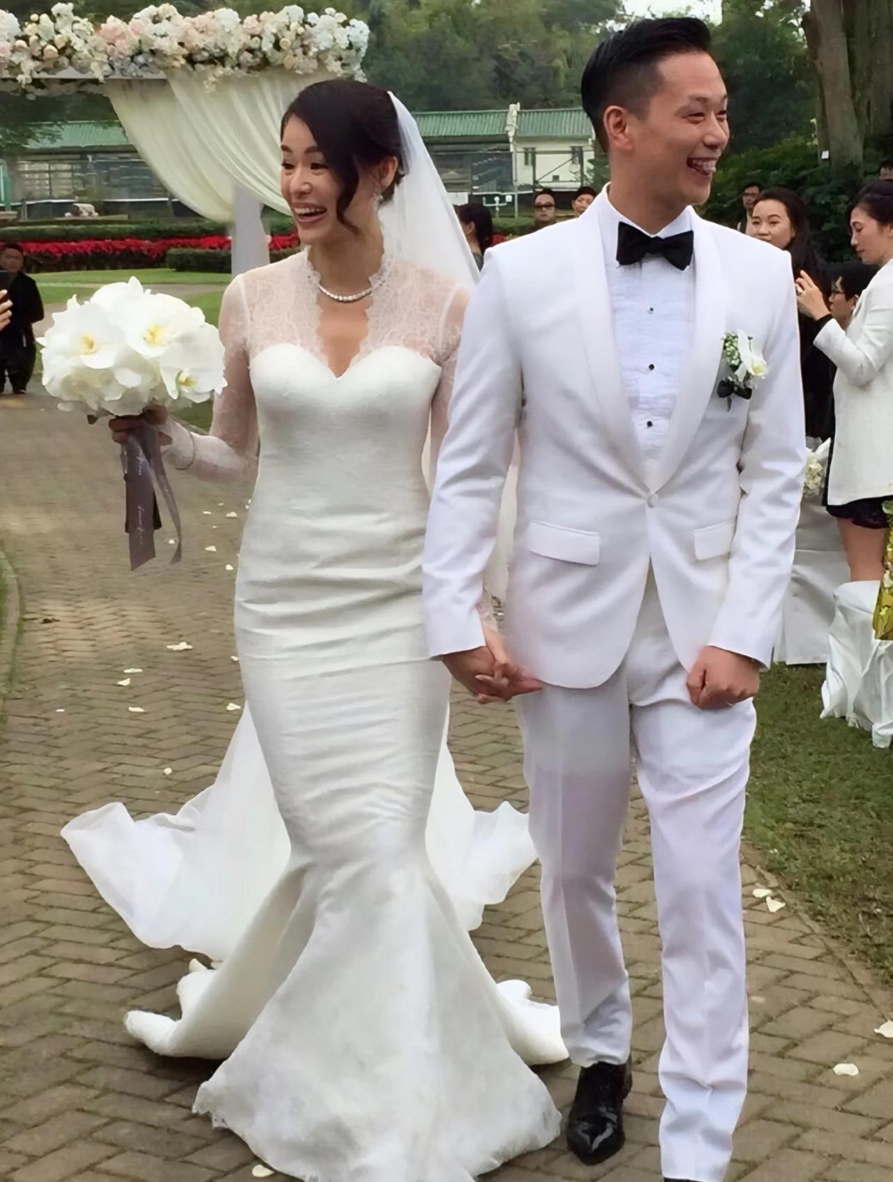 才知道胡杏儿当时结婚还给前任黄宗泽发了请帖，黄宗泽也提前准备好礼物，准备大大方方