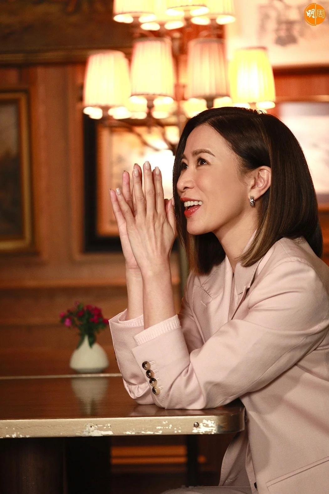 明报周刊：港剧需创新自救 佘诗曼：是时候爬返起身│封面故事TVB台庆剧《新闻女王