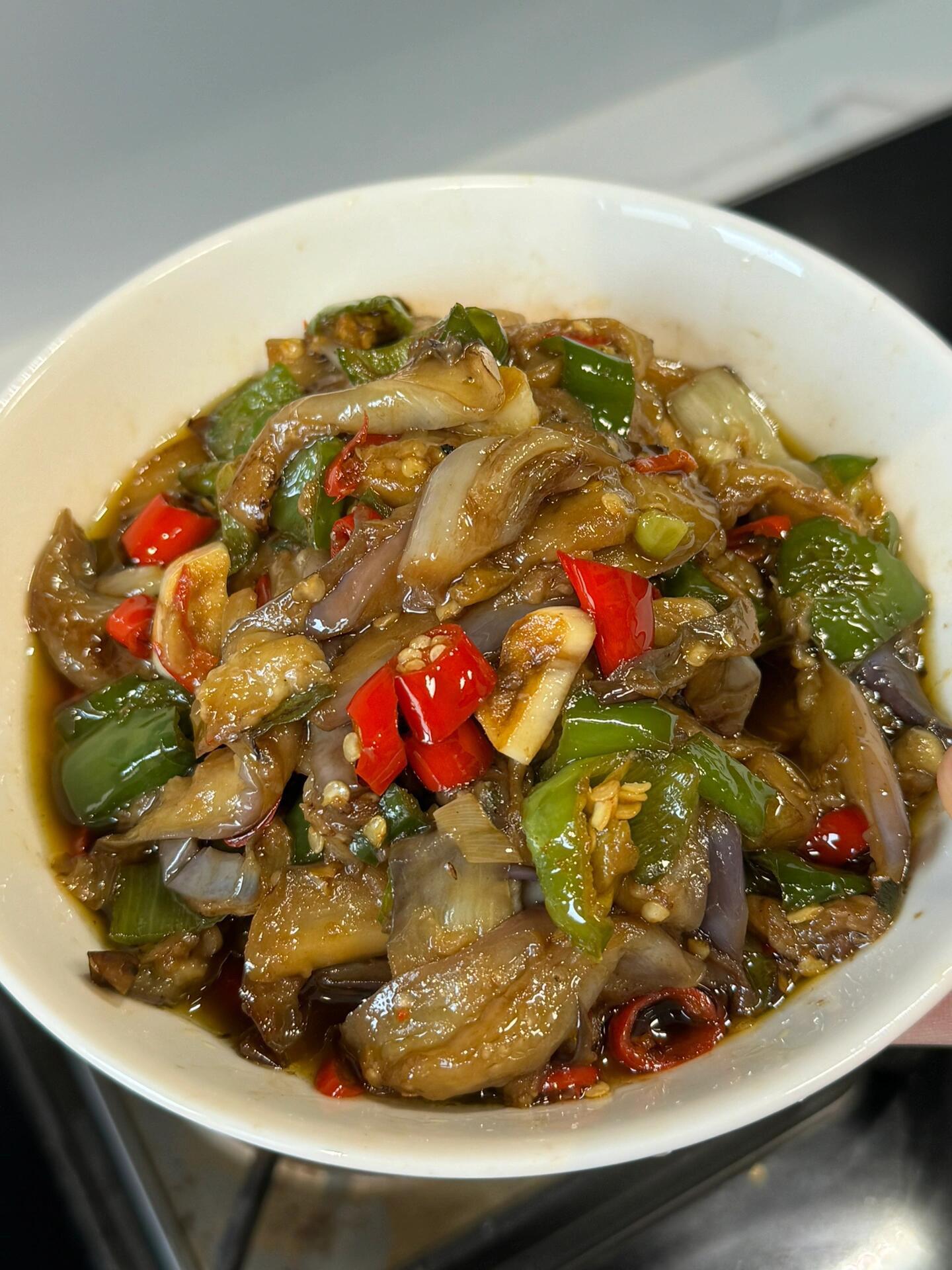 超下饭的炒茄子。这个季节的茄子又鲜又嫩，和本地辣椒一起炒无敌下 饭~ ...