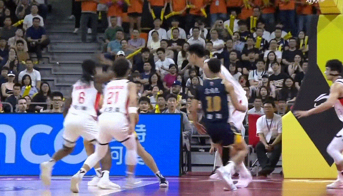 张文逸上来就有贡献，三分抬手就有！杜锋指导场边击掌鼓励，广东队首节暂时领先5分 