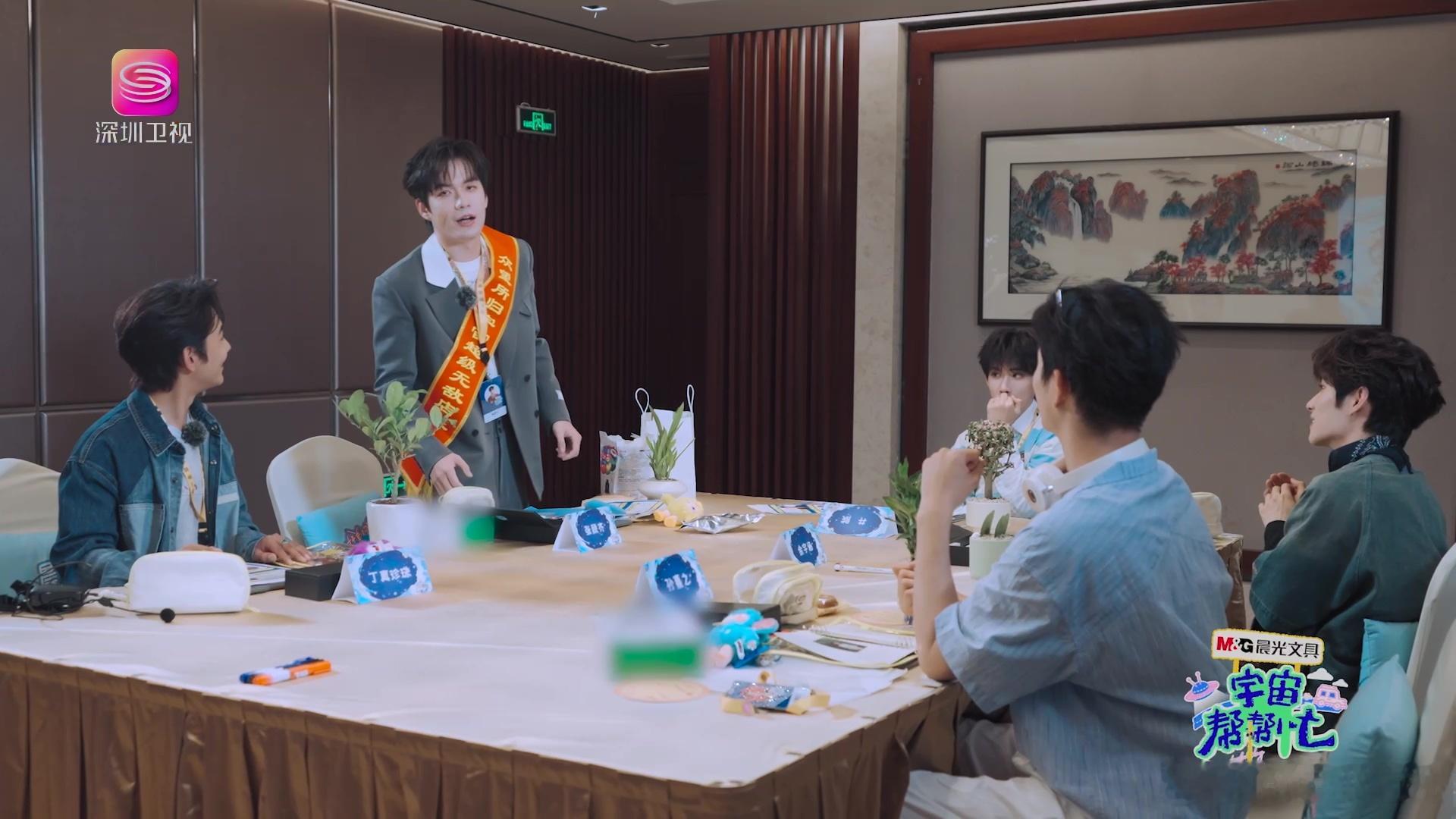 丁真递笔眼力见照进现实 谁说综艺只有搞笑？丁真递笔的画面简直是职场生存指南！领导