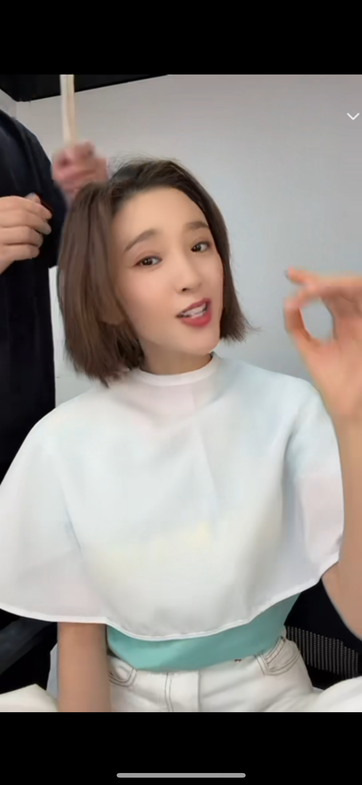唐艺昕满眼都是对自己清唱的欣赏直播考古自己演唱片段现场清唱，自带满满的小骄傲，毫