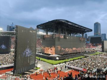 薛之谦就差把舞台建到地铁口了 广州站薛之谦的演唱会舞台大到超乎想象，93米宽的四