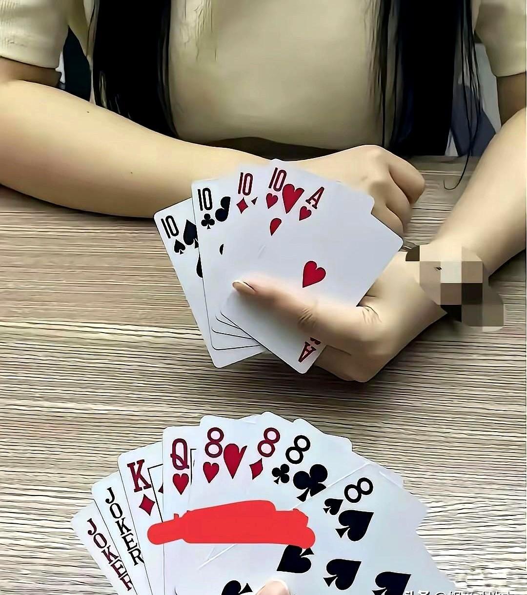 刚才闲着没事和小表妹斗地主，一把五块，小玩大开心。
妹妹提前把出单牌和扔炸弹的后