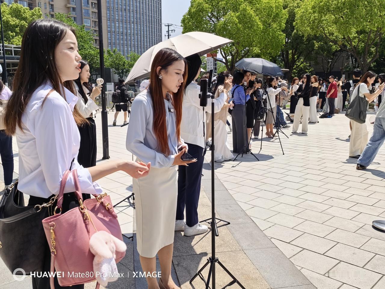 鸿蒙智行智界V9发布会，未进会场就能感受到强烈的竞争，一群小姑娘直播。这都是销售