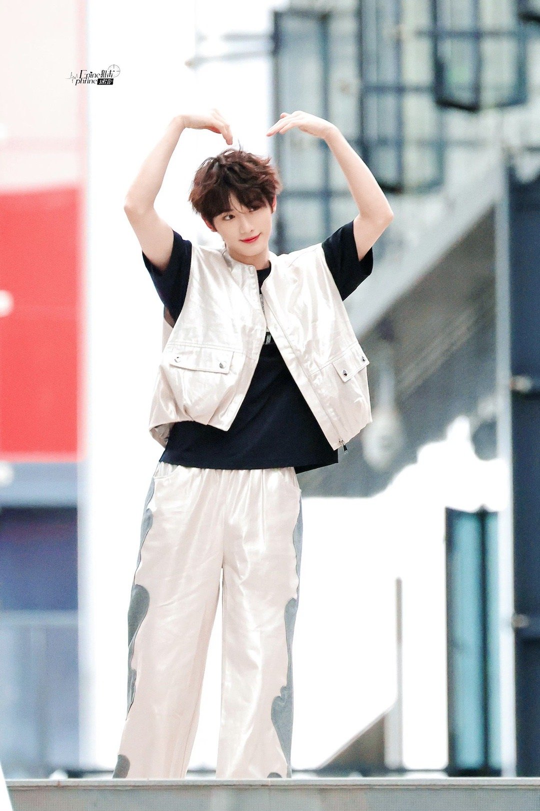 对粉丝比心的丁程鑫 卷毛小狗炒鸡甜(｡･ω･｡)ﾉ♡ ​​​