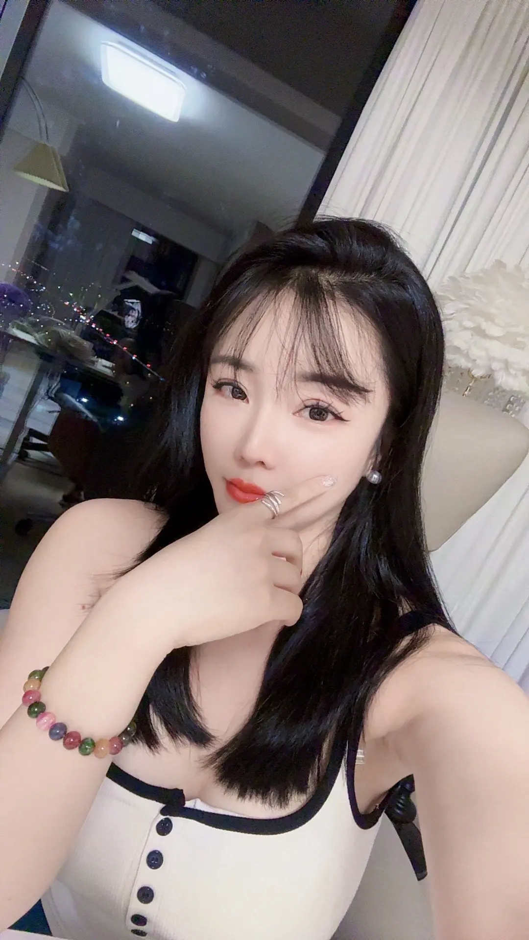 一个精神世界极其富足的女人 你能跟她炫耀什么呢 她的世界是山川河流 世...